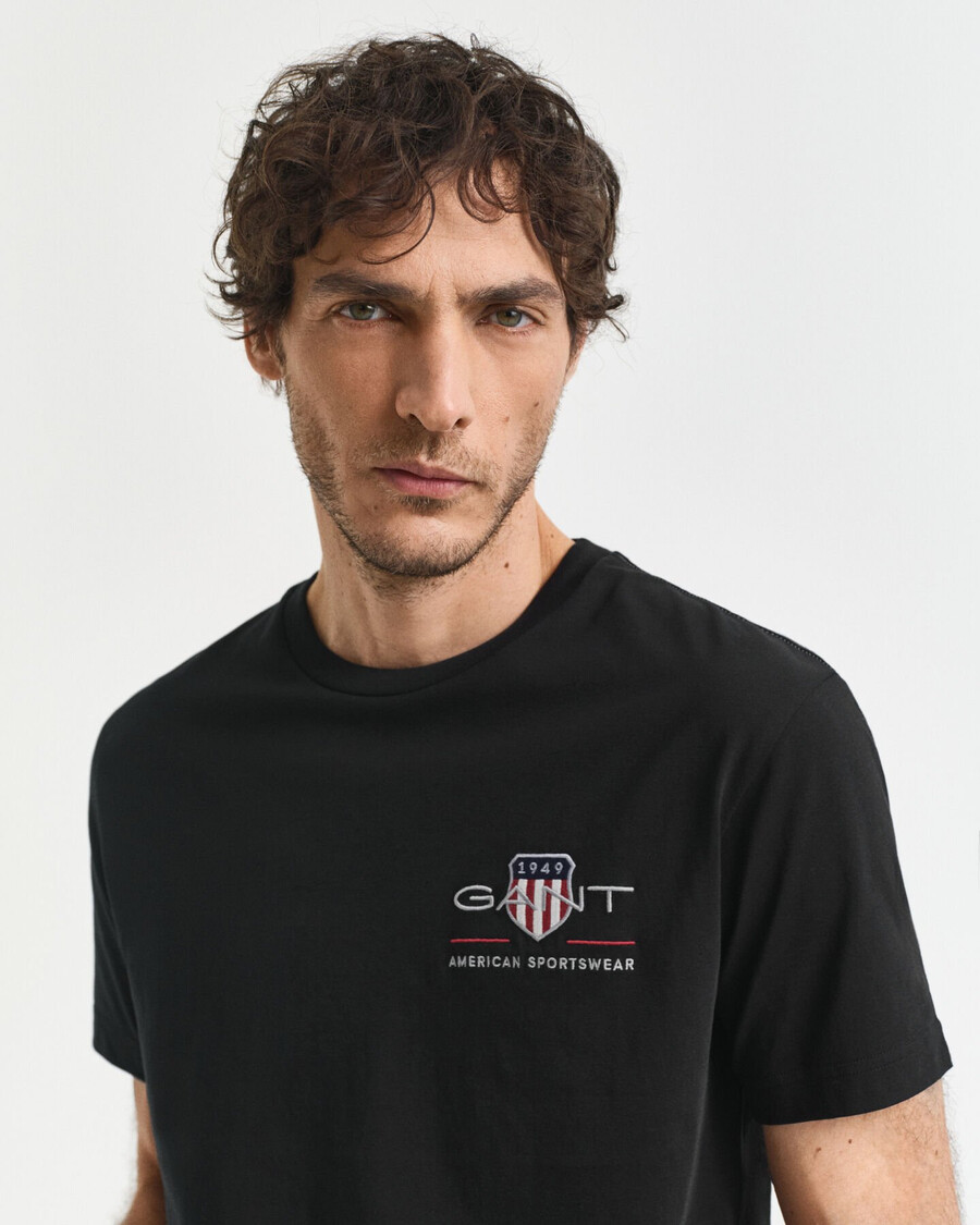 embroidered archive shield tshirt - black